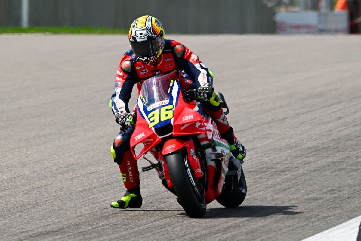 Joan Mir en tenue Honda HRC sur le circuit