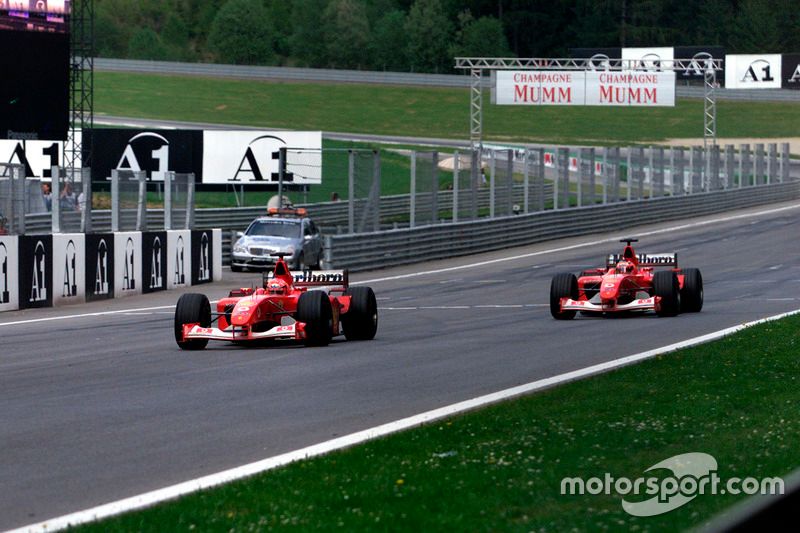 Rubens Barrichello offre la victoire à Michael Schumacher en Autriche