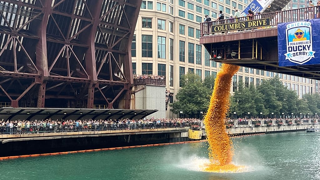 90 000 canards en plastique dévalent la Chicago River pour une œuvre caritative