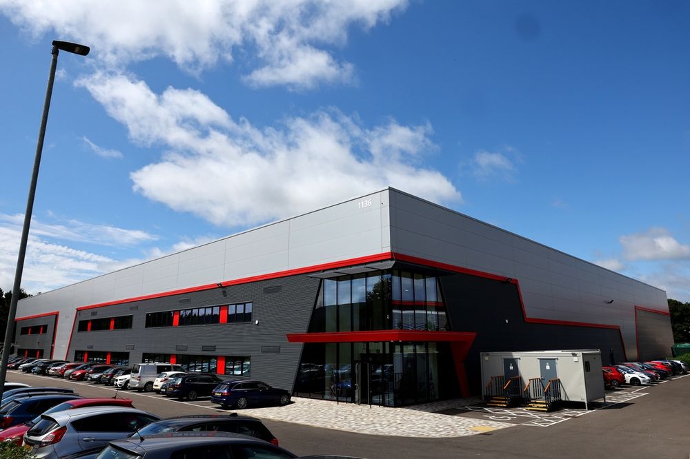 Atelier de l’équipe Cadillac F1, maintenance et organisation pendant la pause