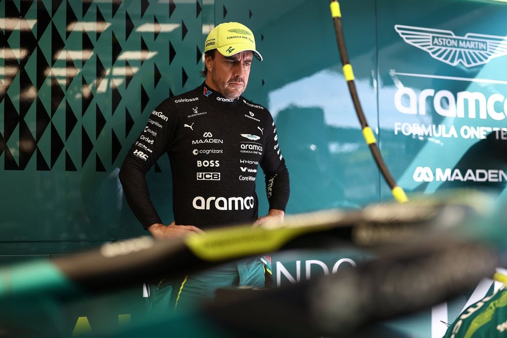 Fernando Alonso en tenue Aston Martin, 2024