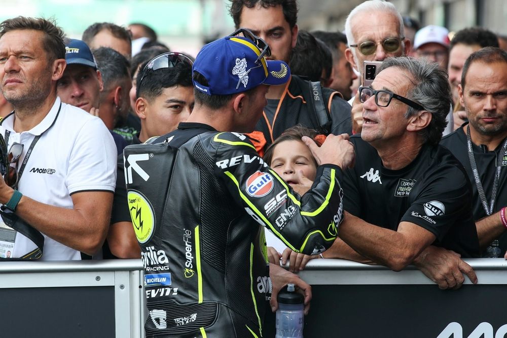 Davide Brivio félicite Raúl Fernández après son triomphe à Silverstone