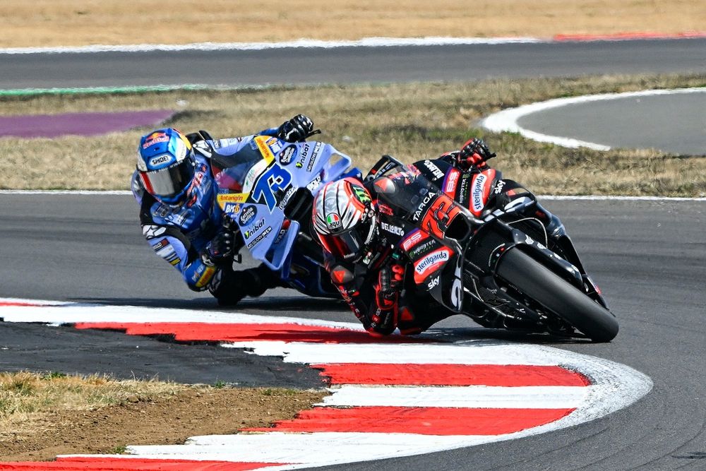 Marco Bezzecchi résiste à Álex Márquez dans les derniers tours à Silverstone