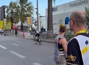 Tour de France Femmes 2026: mal orientée par les organisateurs, une concurrente obligée de faire demi-tour et frôle le hors-délais