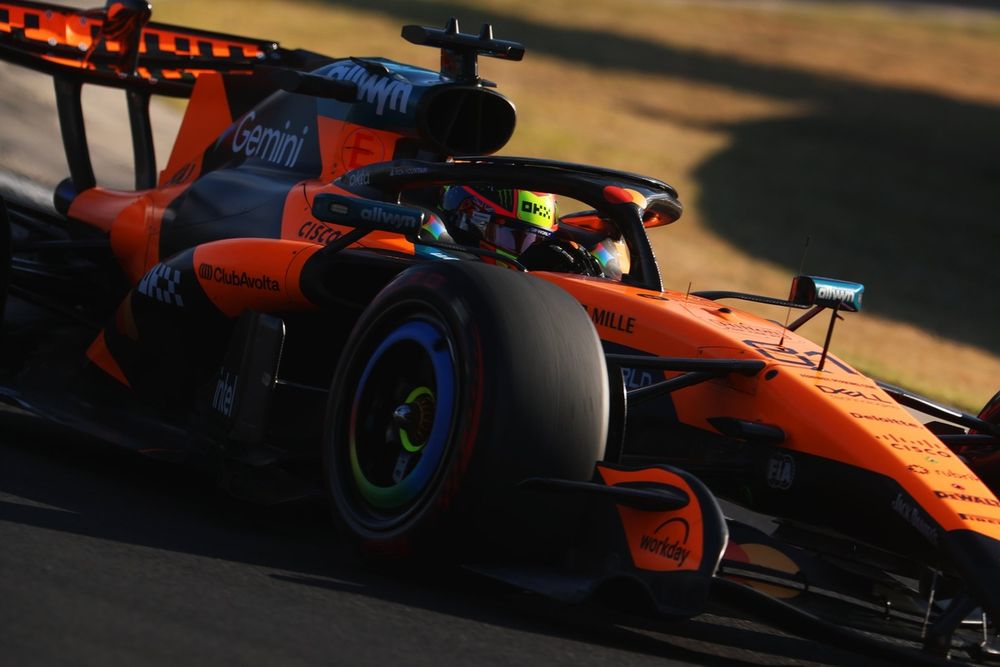 Oscar Piastri pilotant la McLaren lors des essais de Hongrie