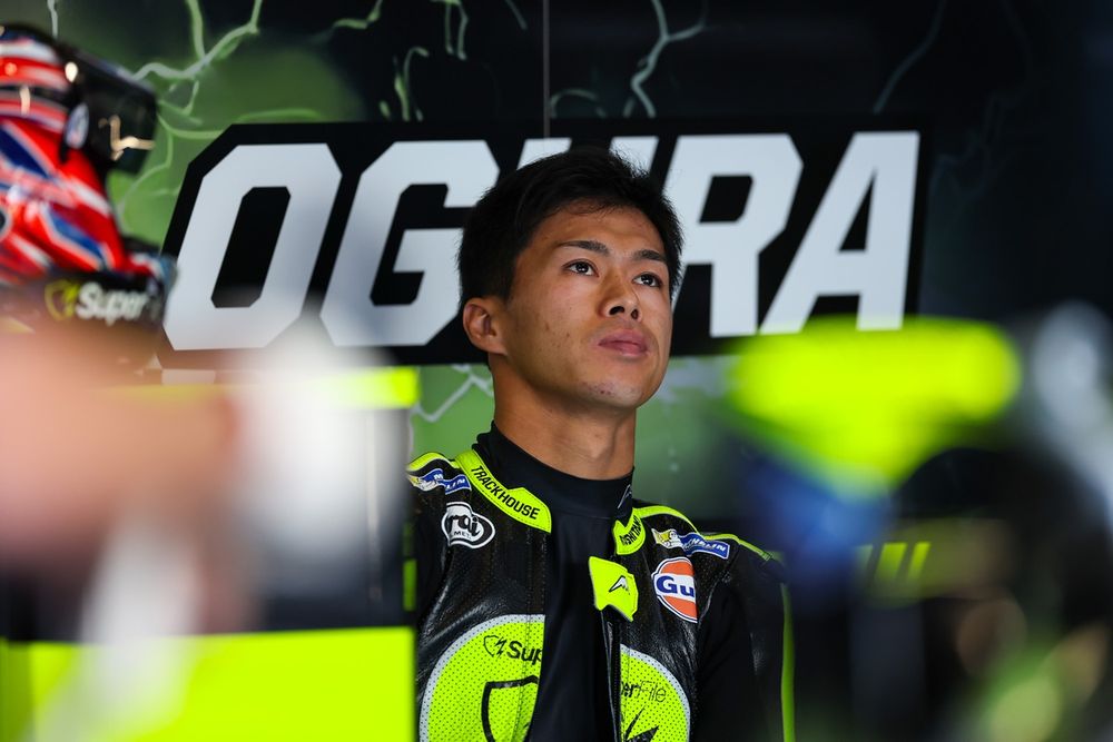Ai Ogura observe la fin de la course depuis son garage