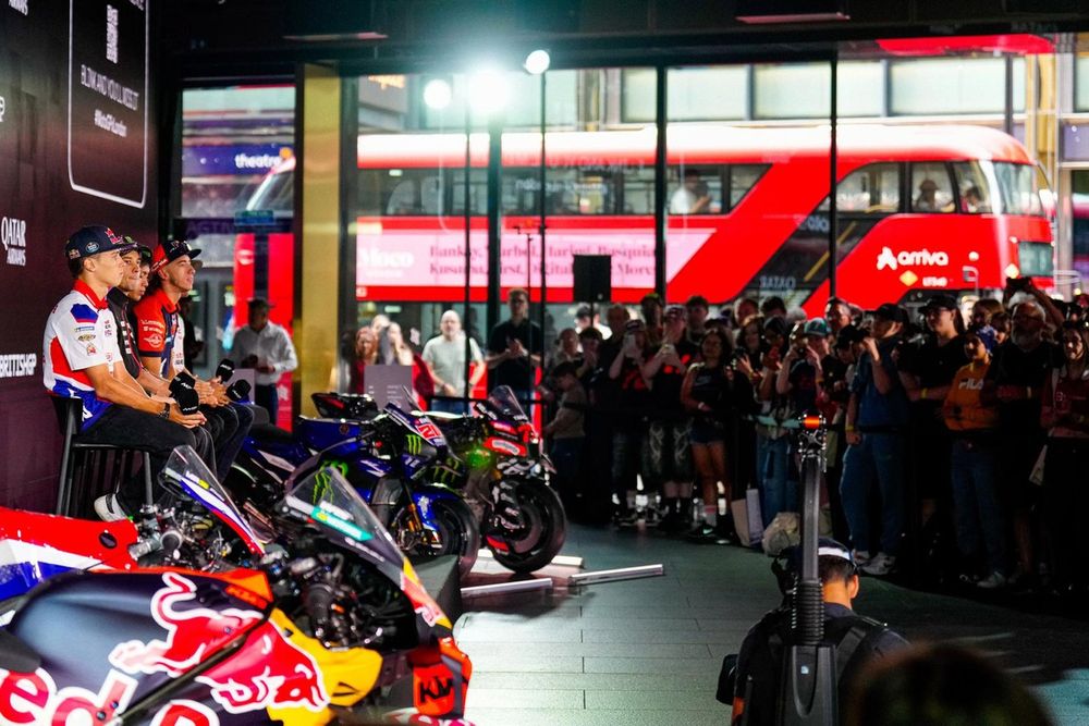 Cavaliers du MotoGP à Londres, exemple d'actions de proximité avec le public