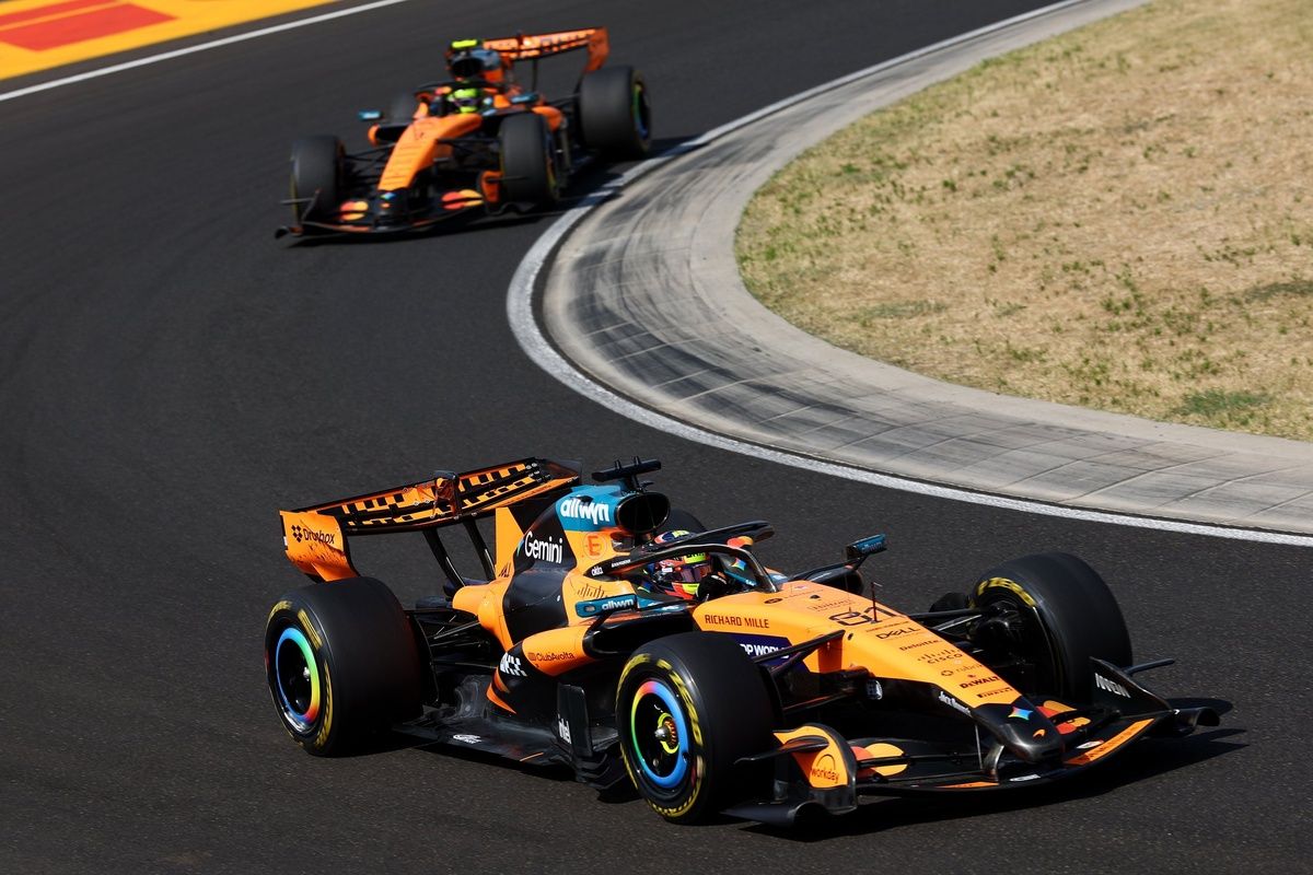 Oscar Piastri et Lando Norris côté à côte dans la pit lane de McLaren