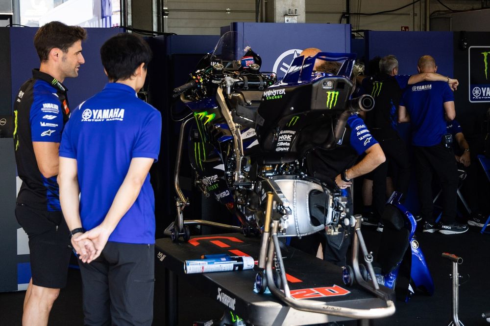 Moto de Fabio Quartararo inspectée après la course à Silverstone