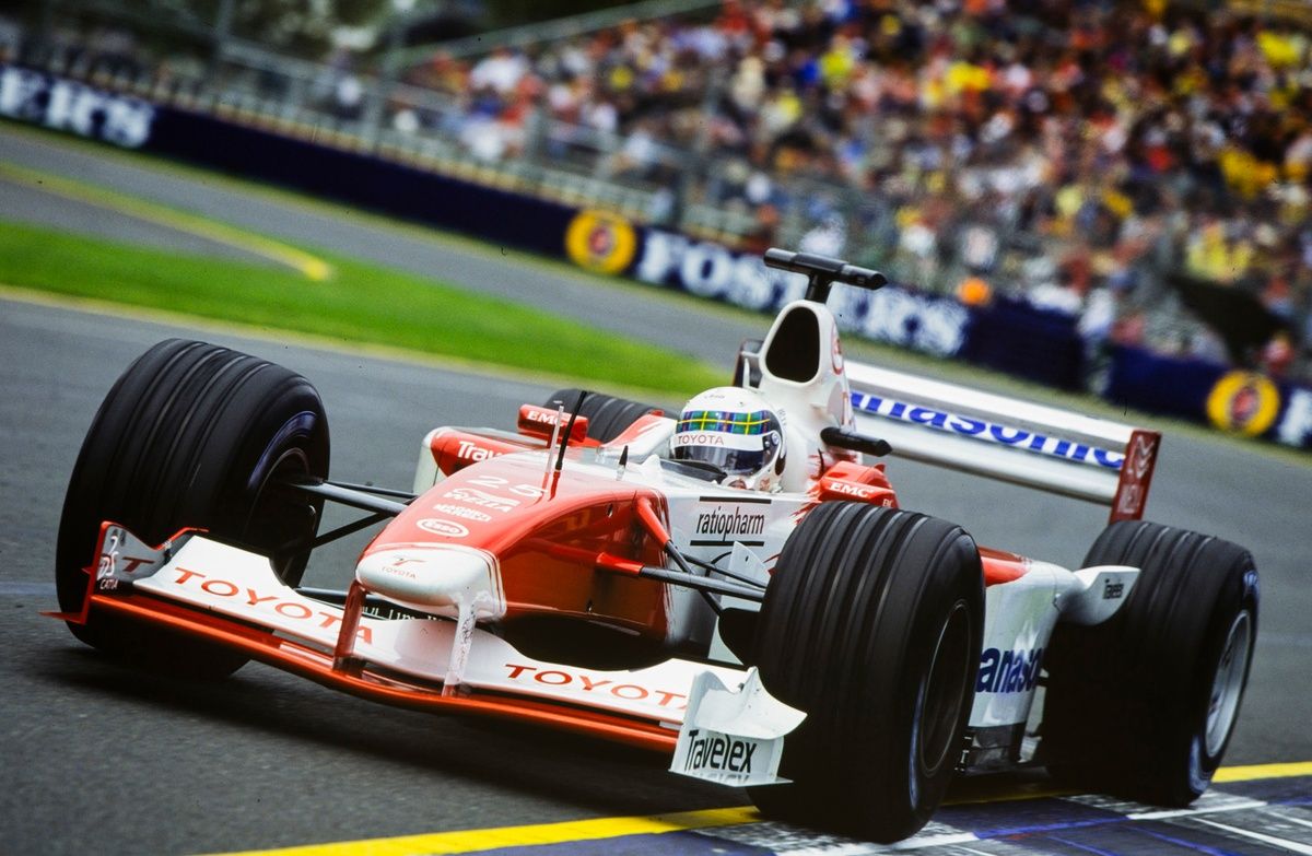 Allan McNish sur la grille de départ avec Toyota en 2002