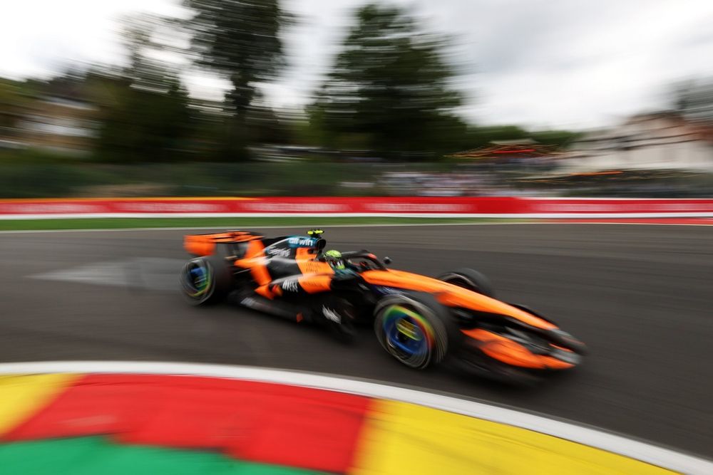 Lando Norris en suit le départ du Grand Prix 2023 avec McLaren
