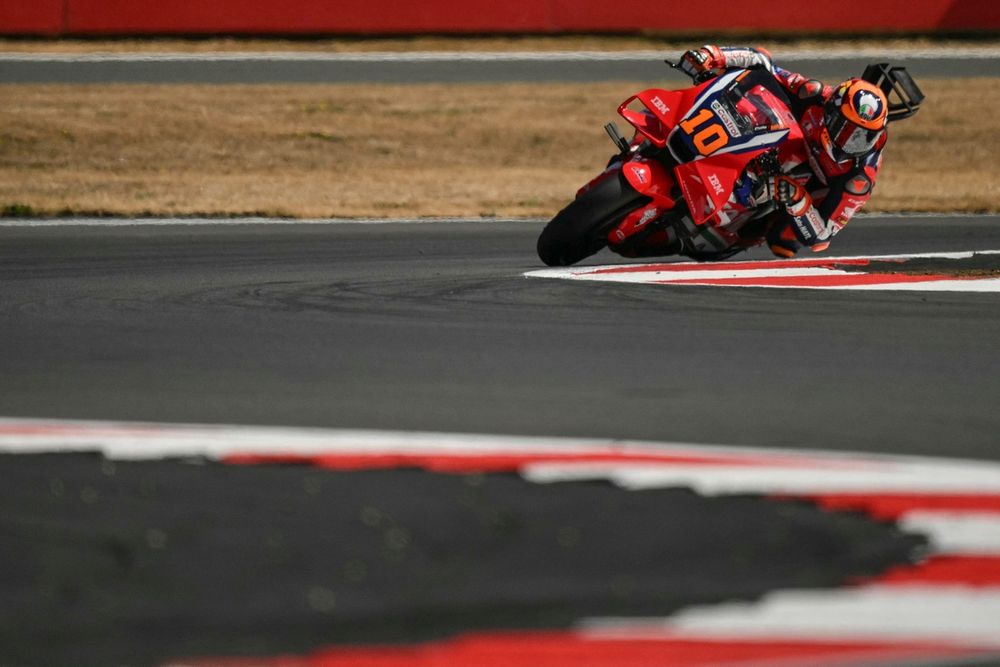 Luca Marini montre la difficulté d'entrée de virage avec la Honda