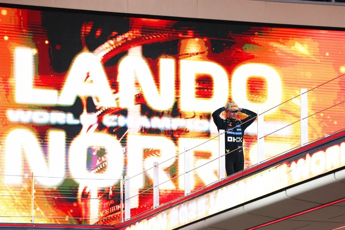 Lando Norris, champion du monde 2025, sur le podium