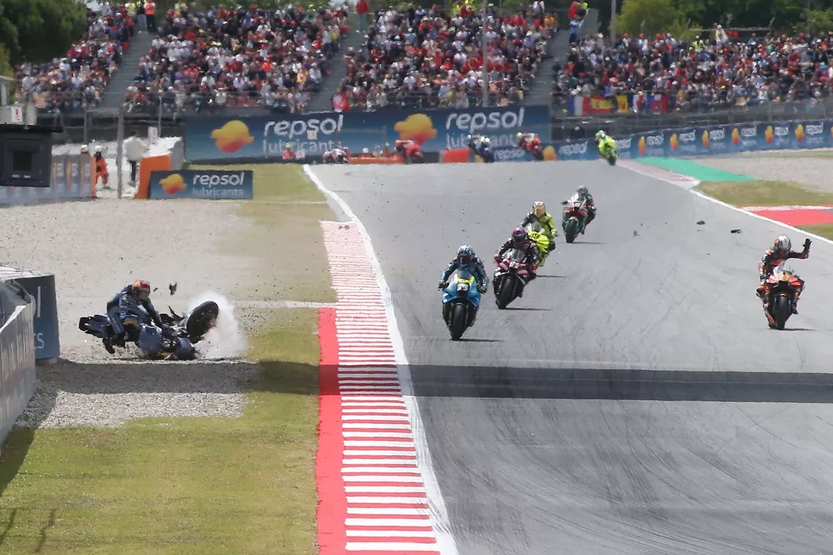 Accident entre Pedro Acosta et Álex Márquez à Barcelone
