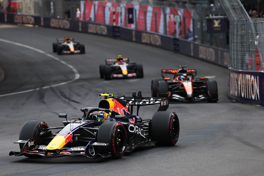 Oscar Piastri de McLaren et Isack Hadjar de Red Bull au paddock du GP de Monaco