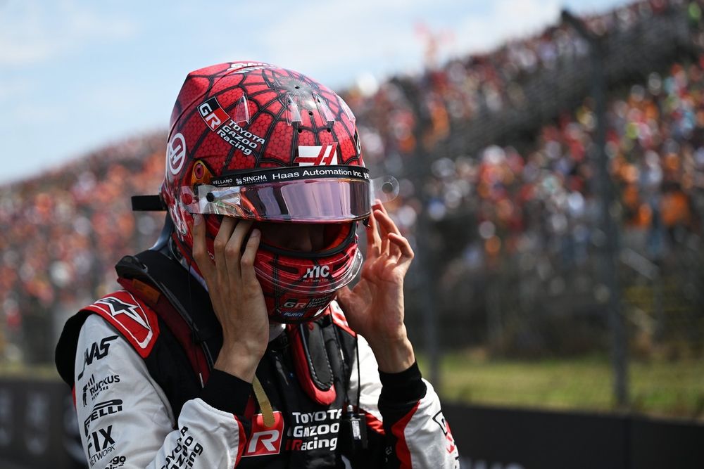 Esteban Ocon dans les stands de Haas après le Grand Prix de Budapest