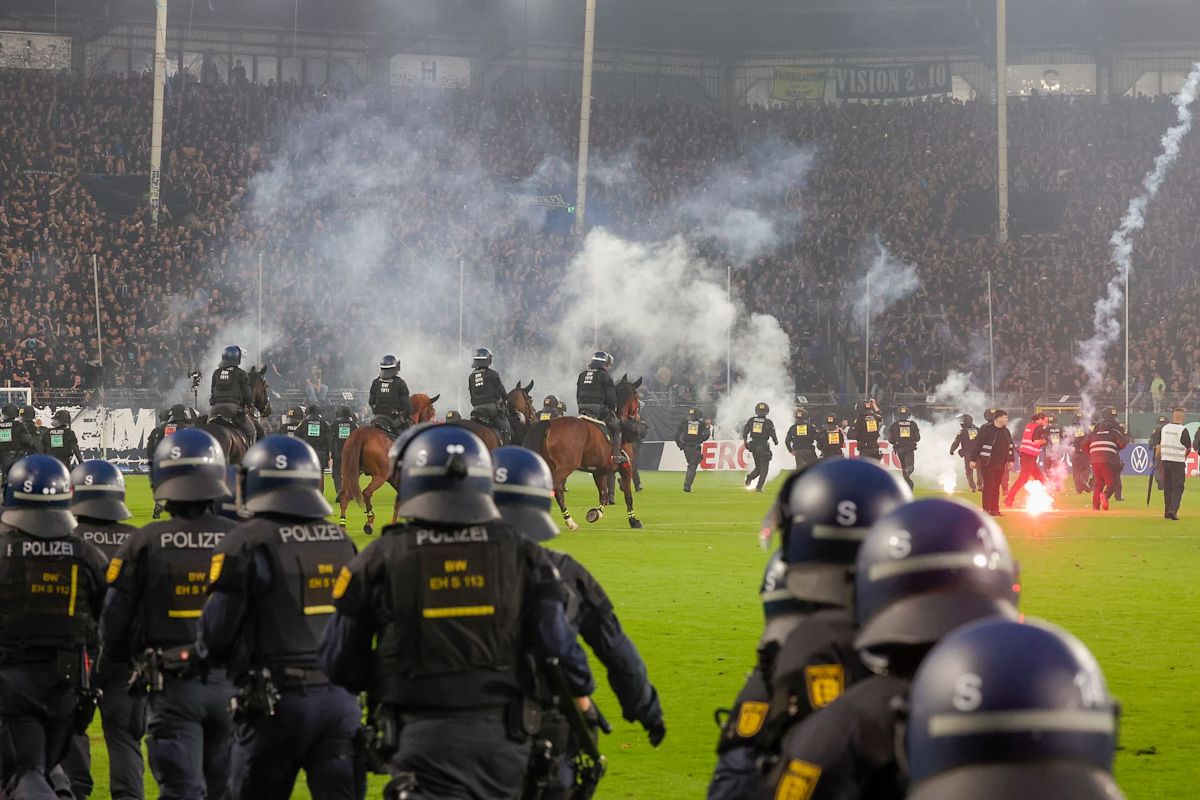 Allemagne : pelouse envahie, police affrontée, 100 blessés lors d’un match de coupe