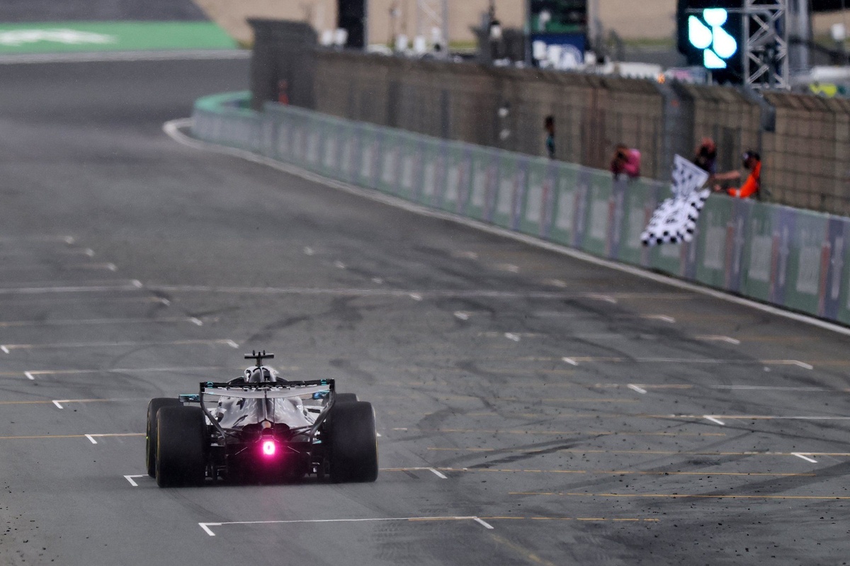 Russell maîtrise son sprint et évite l'averse de justesse à Zandvoort