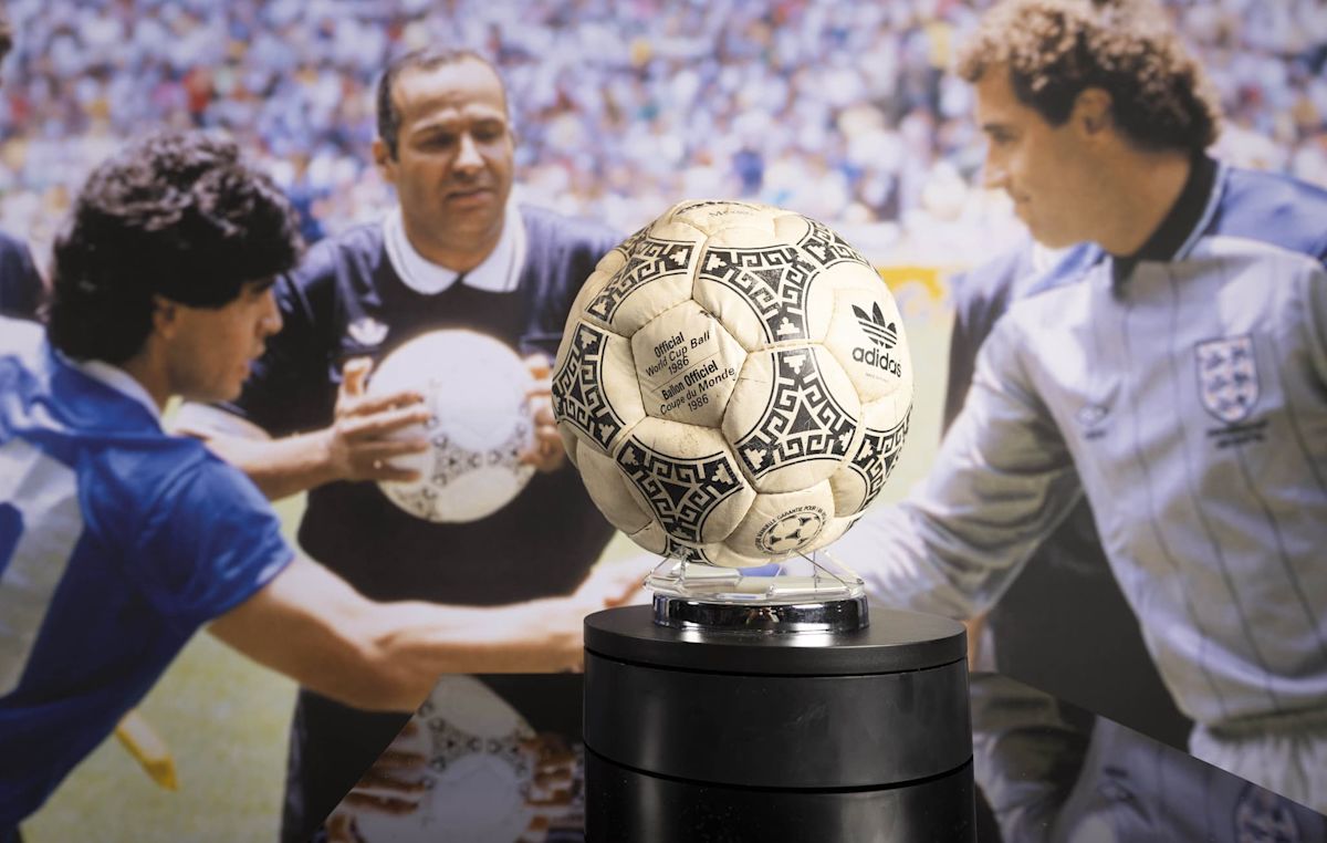 Plusieurs millions d'euros: le ballon de "la main de Dieu" de Maradona vendu aux enchères pour une somme astronomique