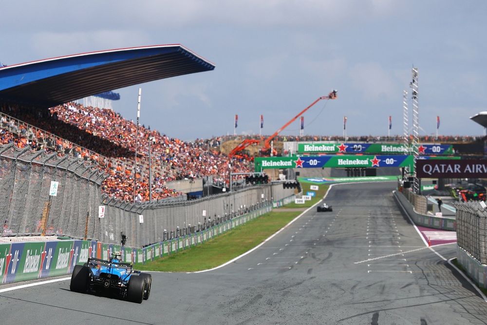Carlos Sainz analyse les conditions glissantes du virage final