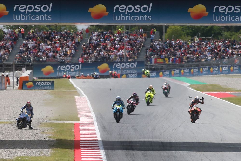 Alex Márquez heurte la moto d'Acosta lors du Grand Prix de Catalogne, mettant en lumière les problèmes de fiabilité de KTM