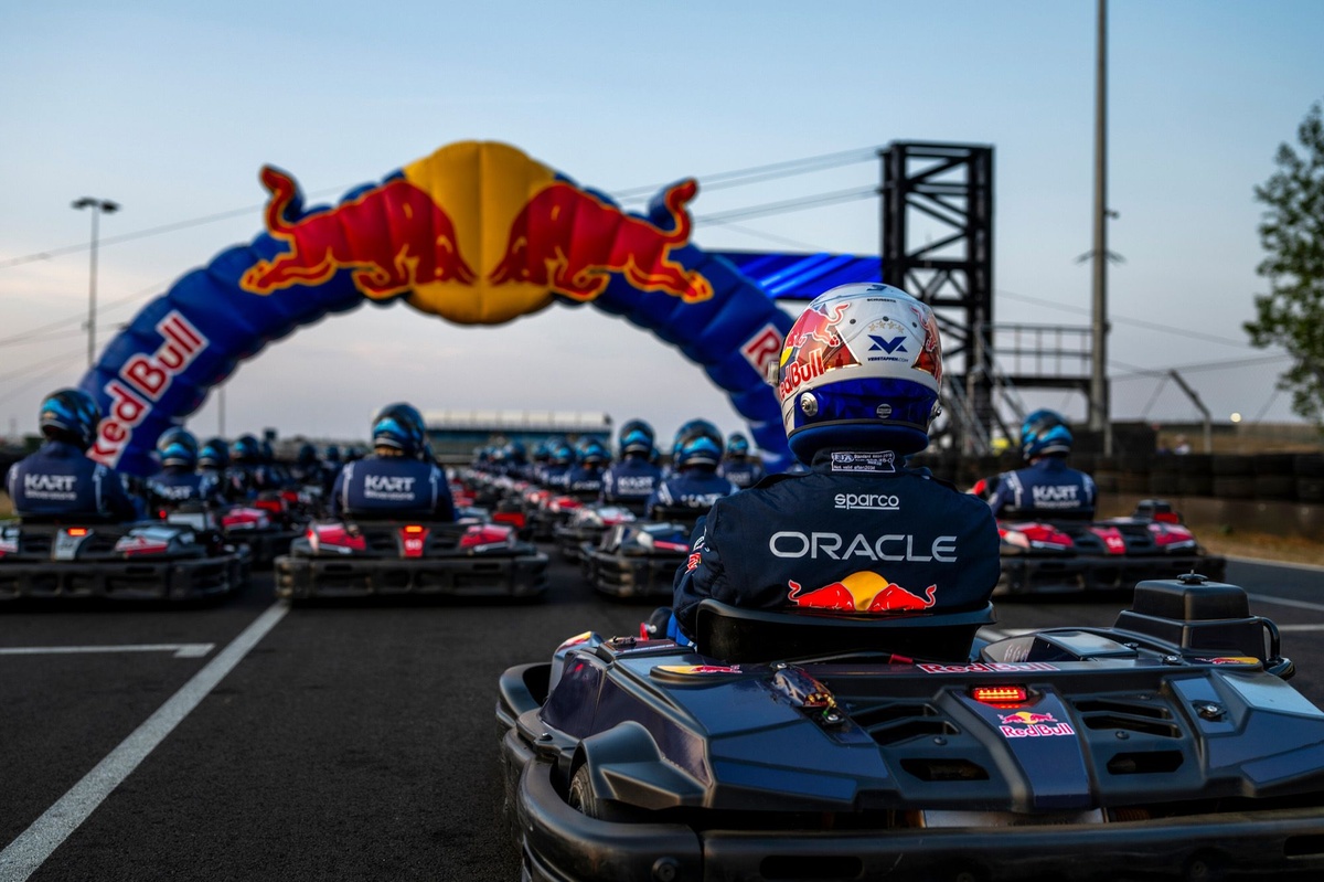 Max Verstappen relève le défi : affronter 100 pilotes lors d’une course de karting