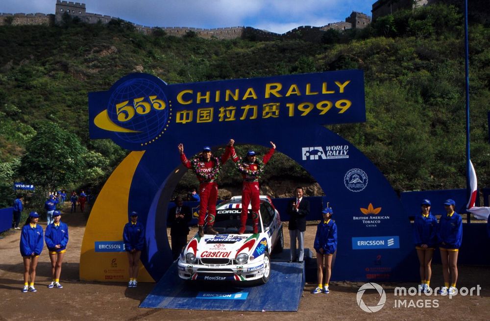 Didier Auriol franchissant la ligne d'arrivée du Rallye de Chine 1999