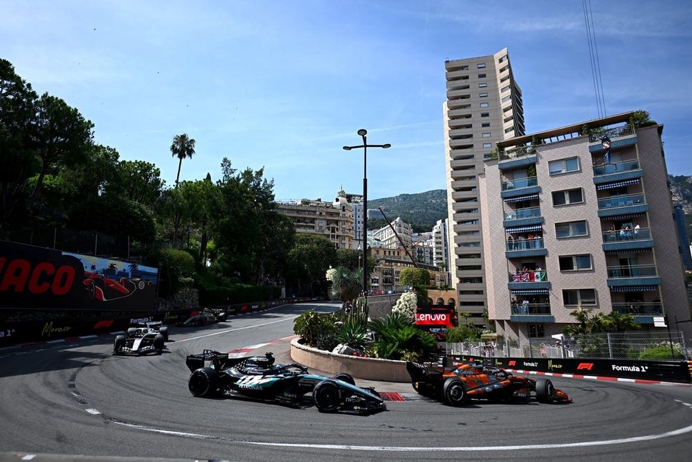 George Russell entrant en voie des stands après la pénalité à Monaco
