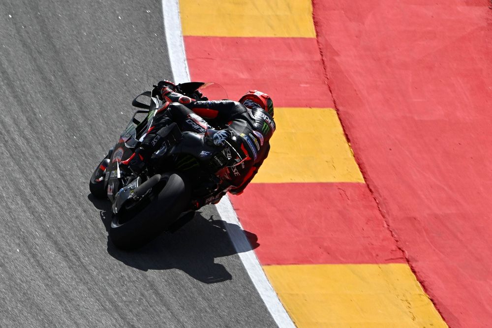 Marco Bezzecchi montre son genou gauche après la séance de qualification à Alcañiz