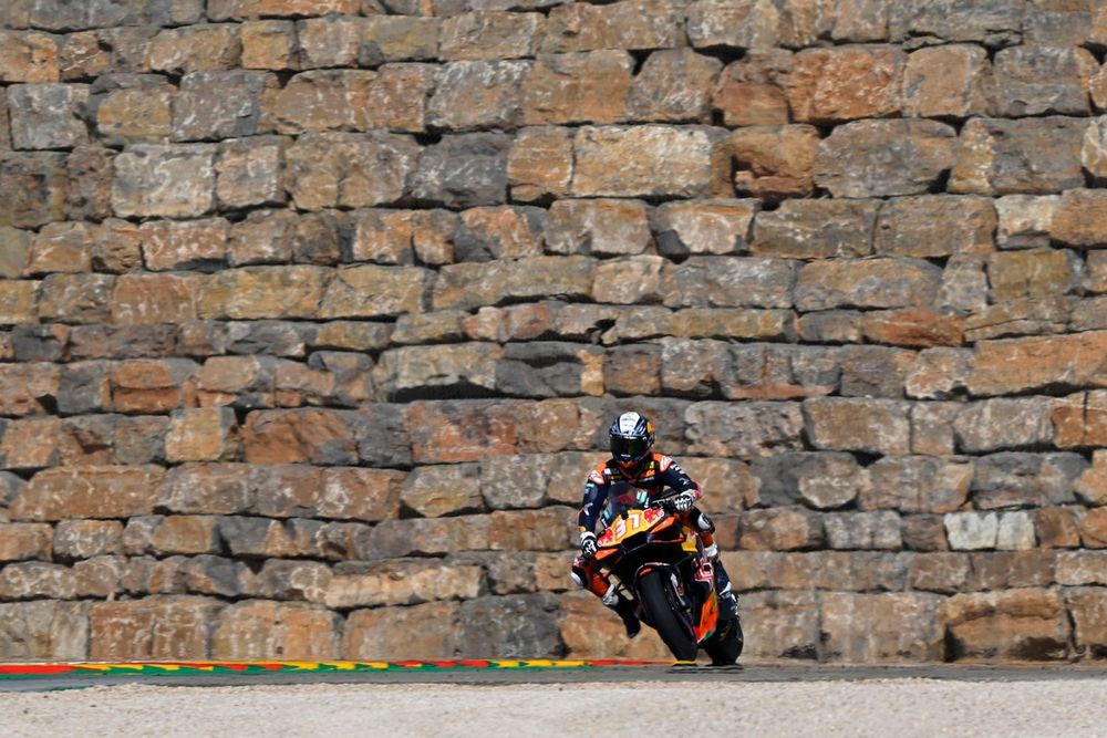 Pedro Acosta peine à contrôler sa KTM pendant les essais libres au GP d’Aragón