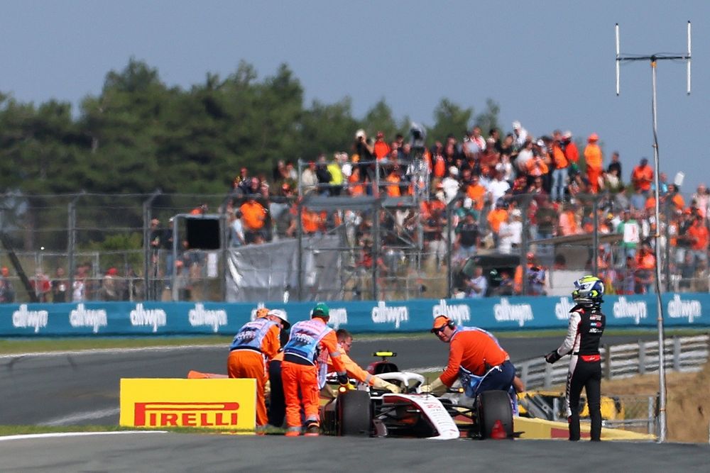 Oliver Bearman quittant les stands en violation du feu rouge