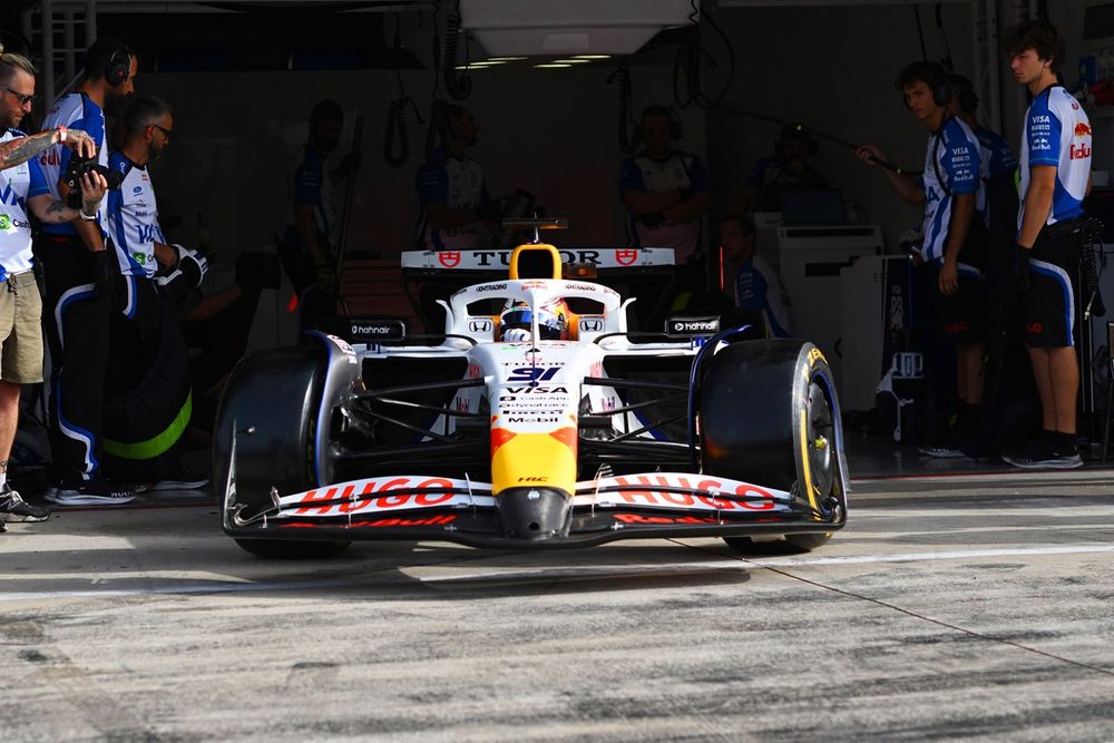 Nikola Tsolov conduit la VCARB 02 lors de son premier test en Formule 1 à Imola