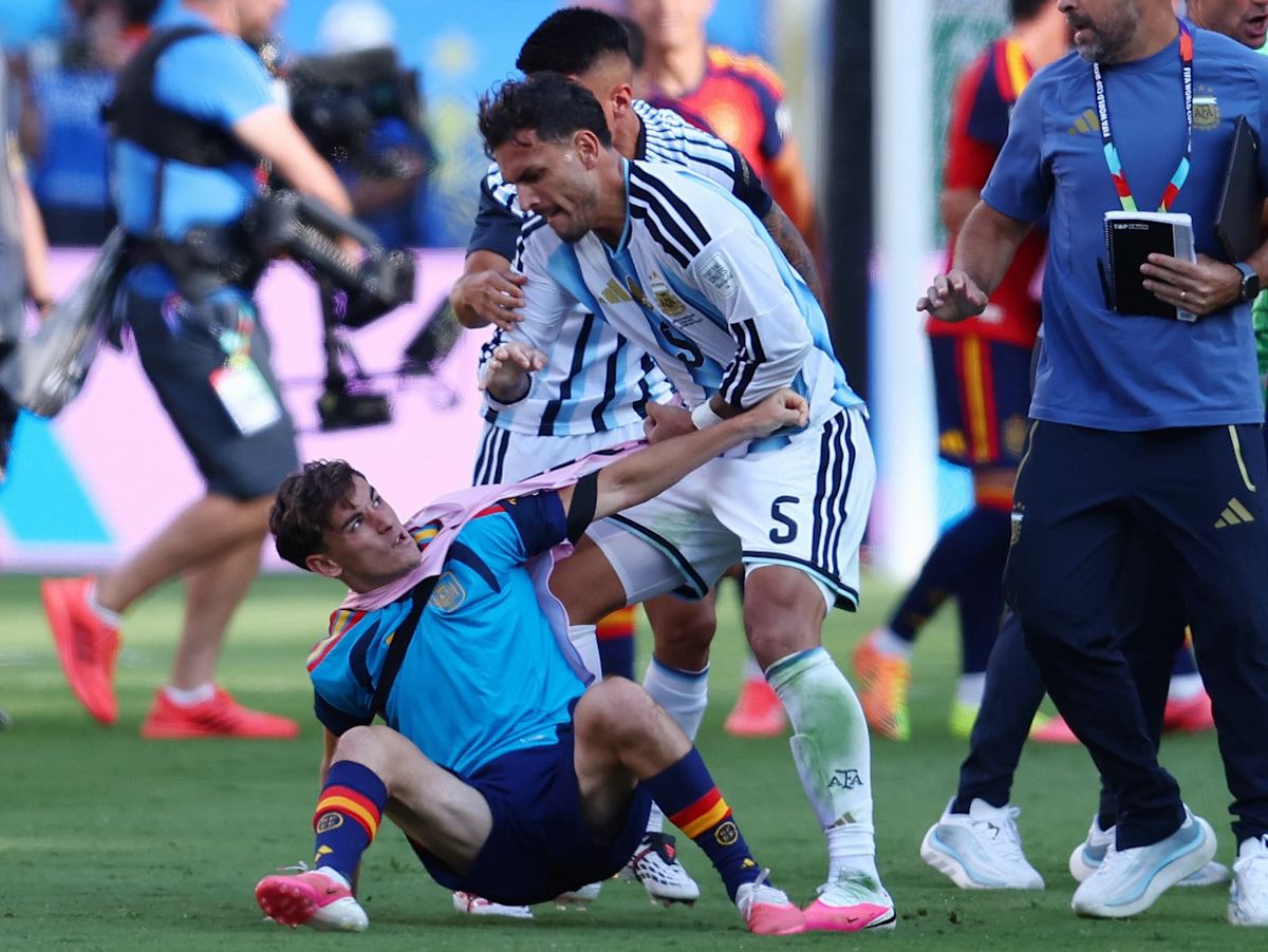 Coupe du monde 2026 : Paredes accuse Gavi d’un poing à la poitrine et rejette sa sanction