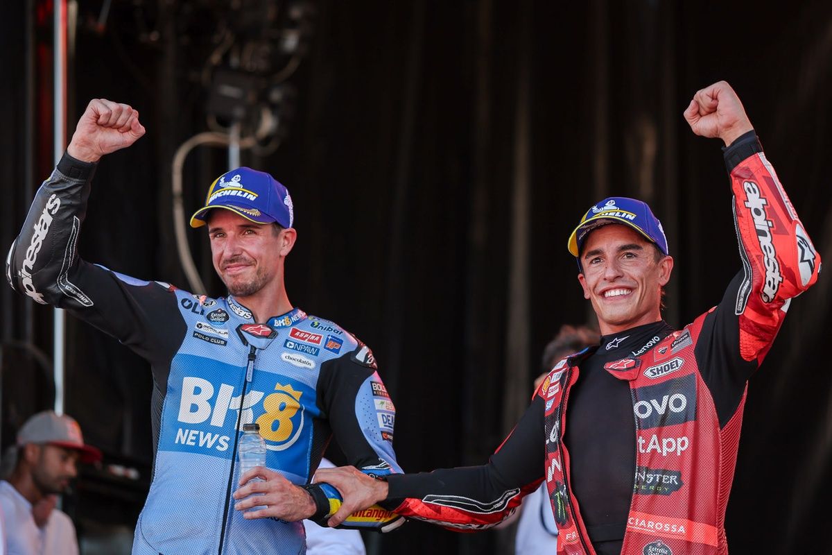 Les deux frères Márquez sur le podium après le sprint