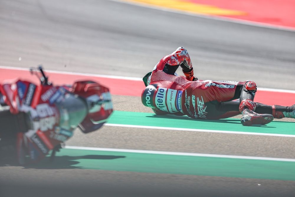 La chute de Pecco Bagnaia au GP d'Aragón