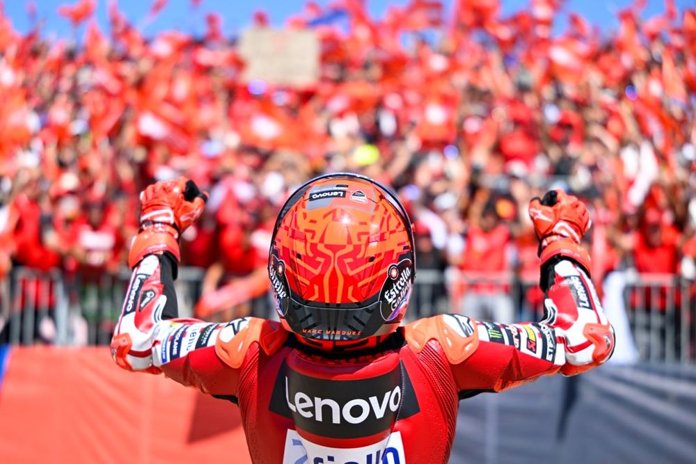 Marc Márquez célèbre sa victoire devant le public au GP d’Aragón