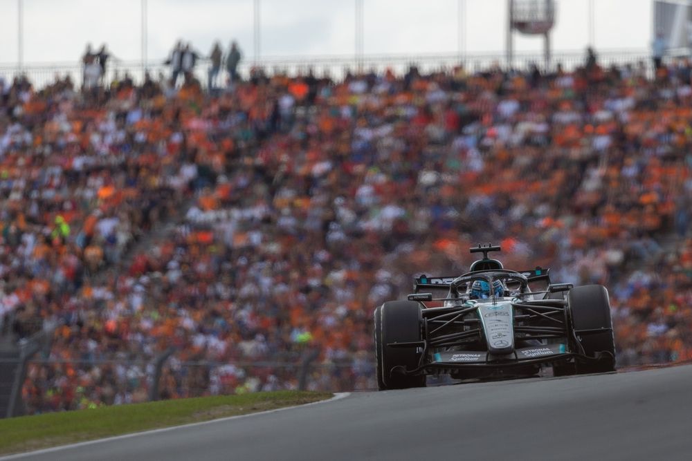 George Russell pilotant la Mercedes, en attente de la décision de pénalité moteur