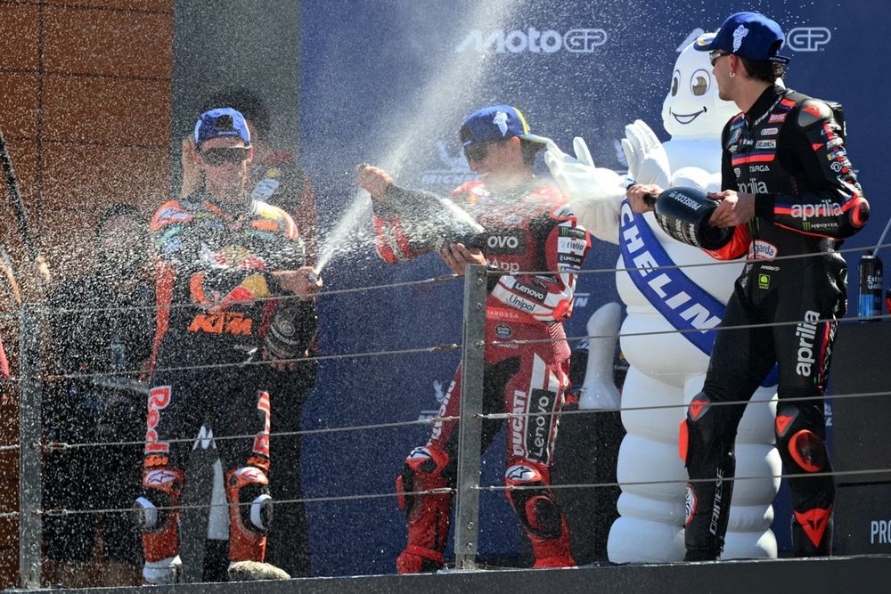 Pedro Acosta franchissant le podium à Aragon