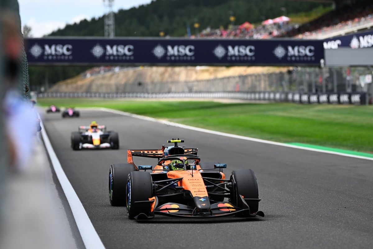 Lando Norris franchit la ligne d'arrivée victorieux au Grand Prix de Hongrie 2026