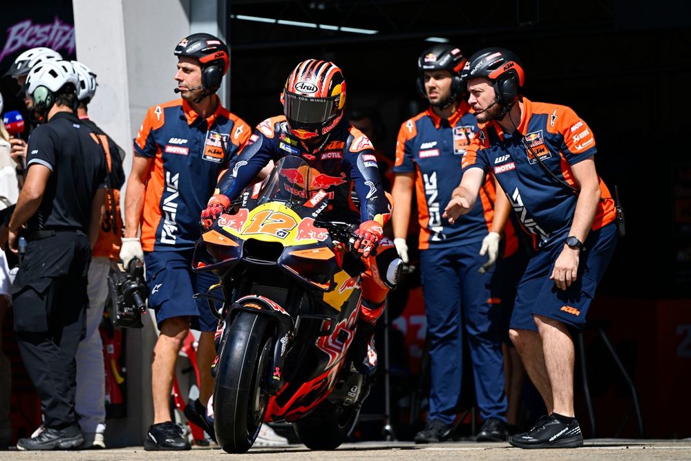 Maverick Viñales en combinaison rouge‑bull KTM Tech 3 sur le circuit