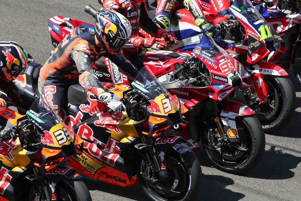 Pedro Acosta teste un système radio intégré à ses bouchons d'oreille lors des essais au Sachsenring et à Silverstone