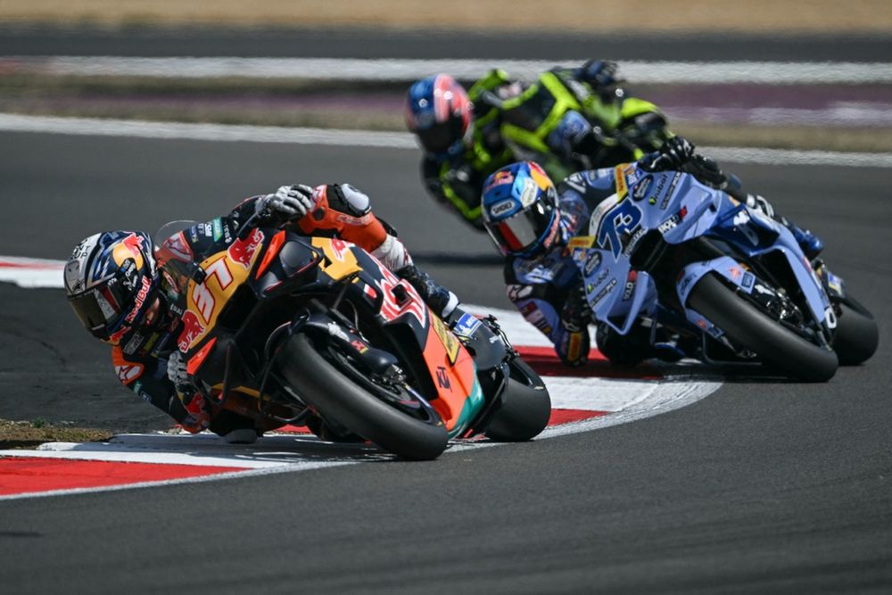 Pedro Acosta en Red Bull KTM, au combat contre les Ducati sur le circuit de Silverstone