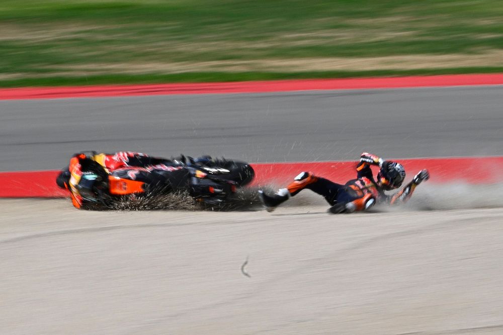 Pedro Acosta chute lors de la séance d'essais libres 1 au Grand Prix d’Aragón