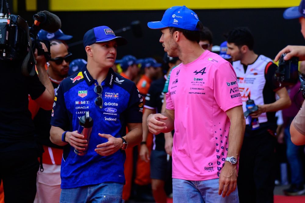 Pierre Gasly d'Alpine et Isack Hadjar sur le podium de Monaco
