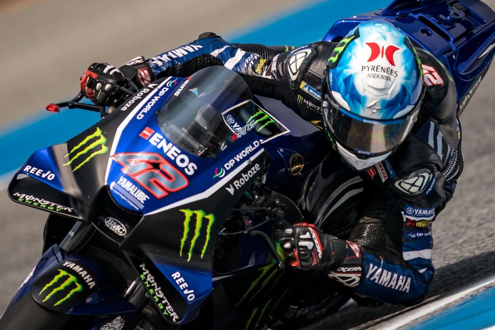Álex Rins en tenue Yamaha Factory Racing sur le circuit