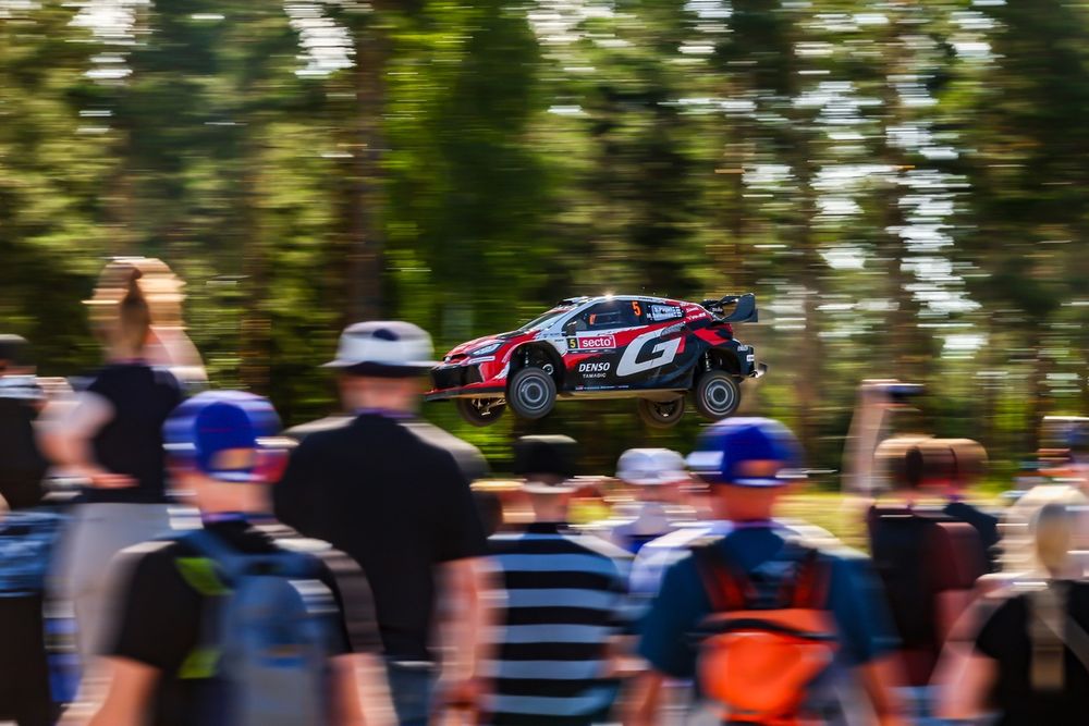 Sami Pajari et Marko Salminen à bord du Toyota GR Yaris Rally1 après la victoire au Rallye de Finlande 2026