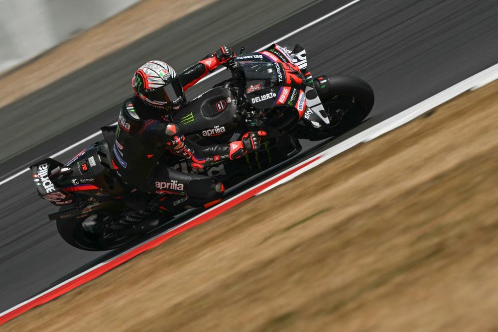 Marco Bezzecchi sur le podium de Silverstone après son retour triomphal