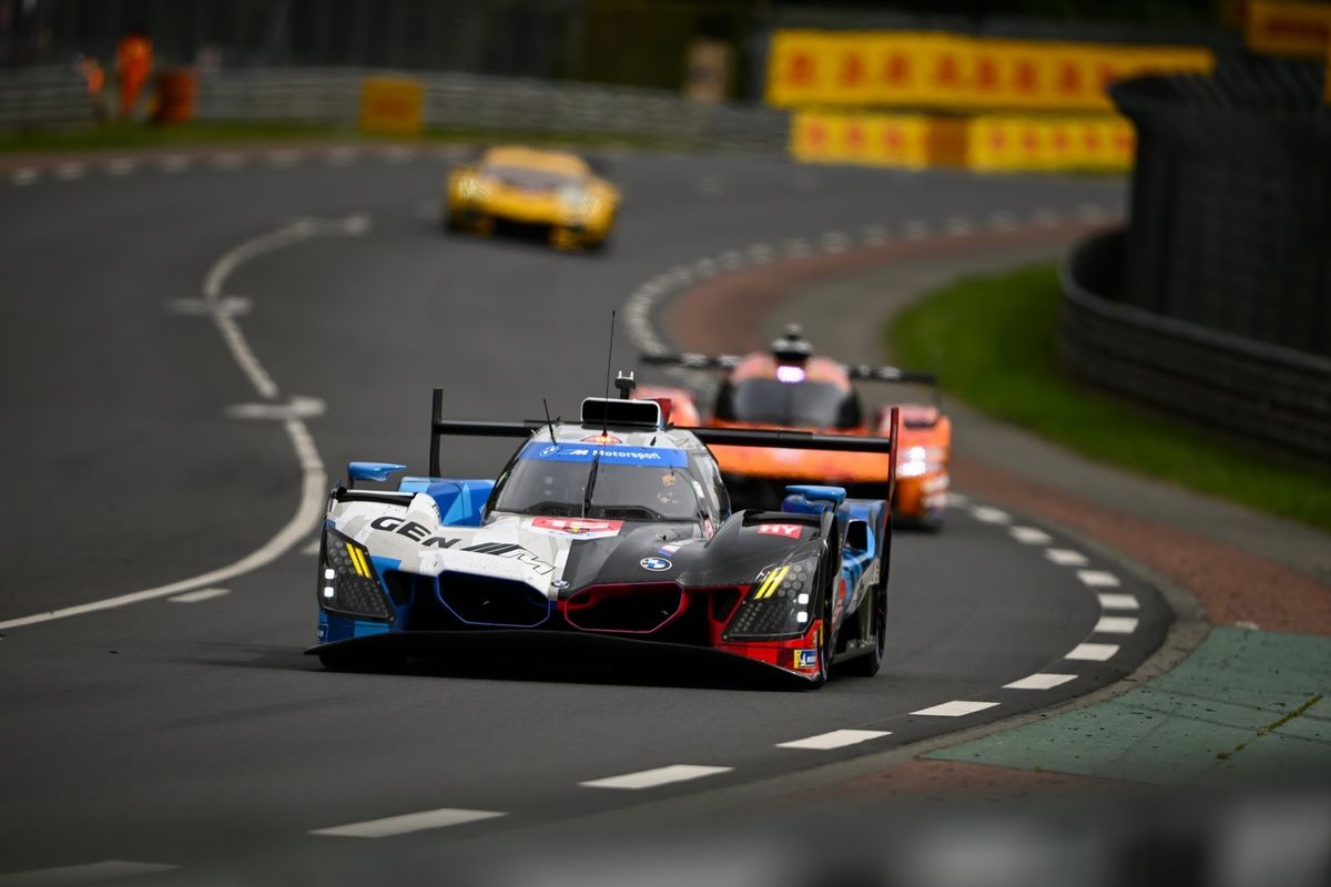 BMW M Team WRT franchit la ligne d'arrivée avec le BMW M Hybrid V8 aux 24 Heures du Mans.