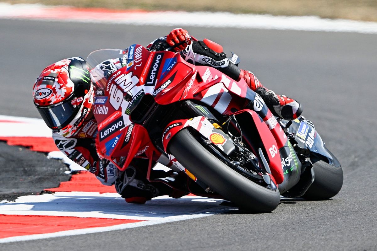 Francesco Bagnaia en combinaison Ducati lors des essais libres