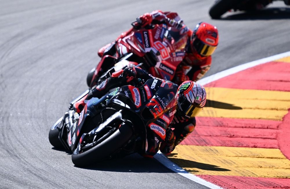 Marco Bezzecchi en tenue Aprilia lors du Grand Prix d'Aragon